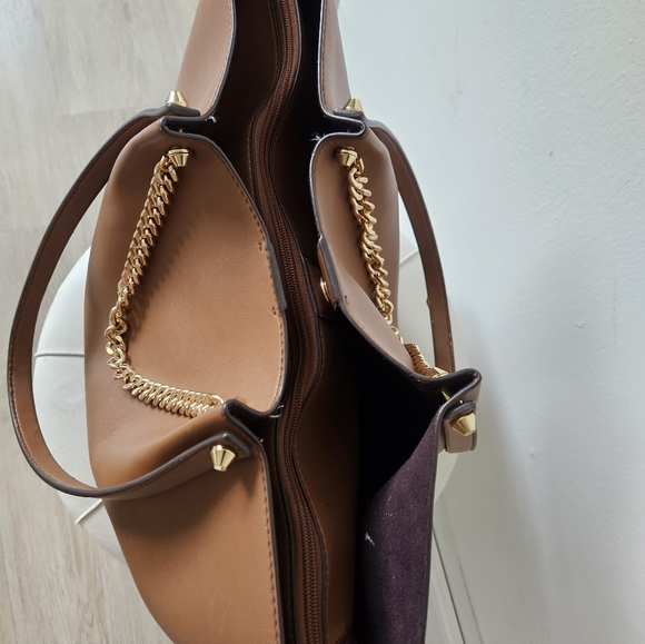 Elegant Brown Tote Bag with Gold Chain - Picture 4 of 6